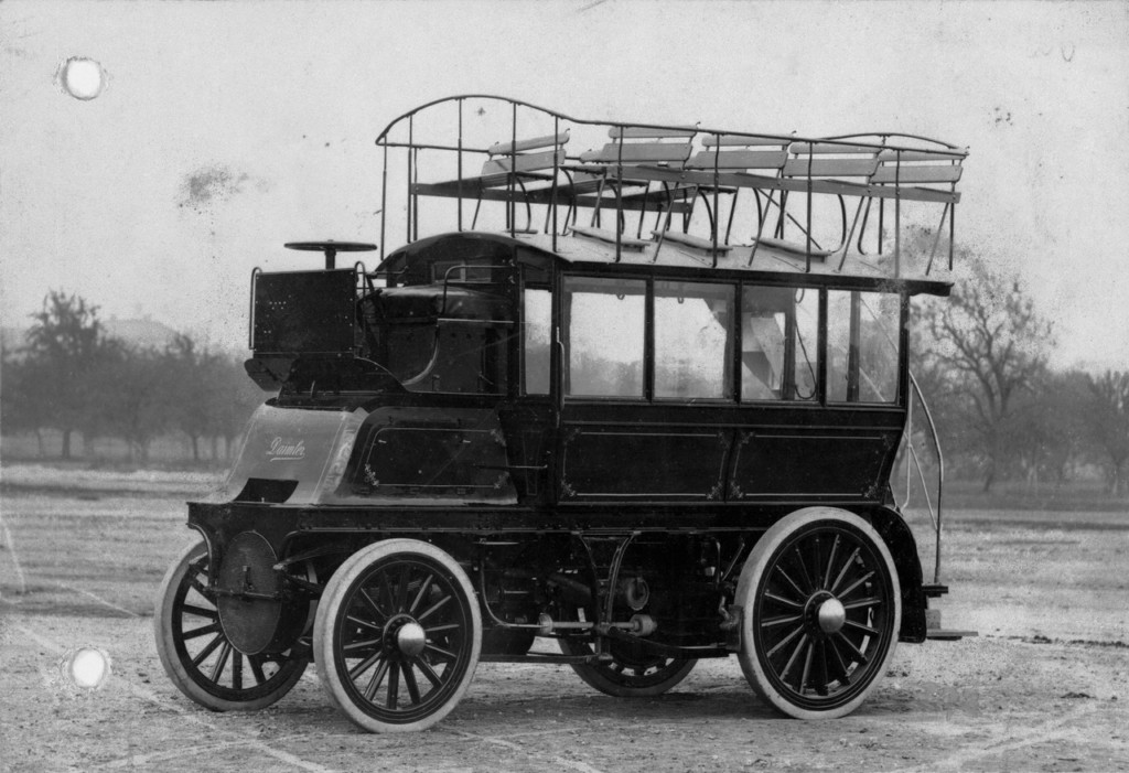 1898_Daimler_First_Bus
