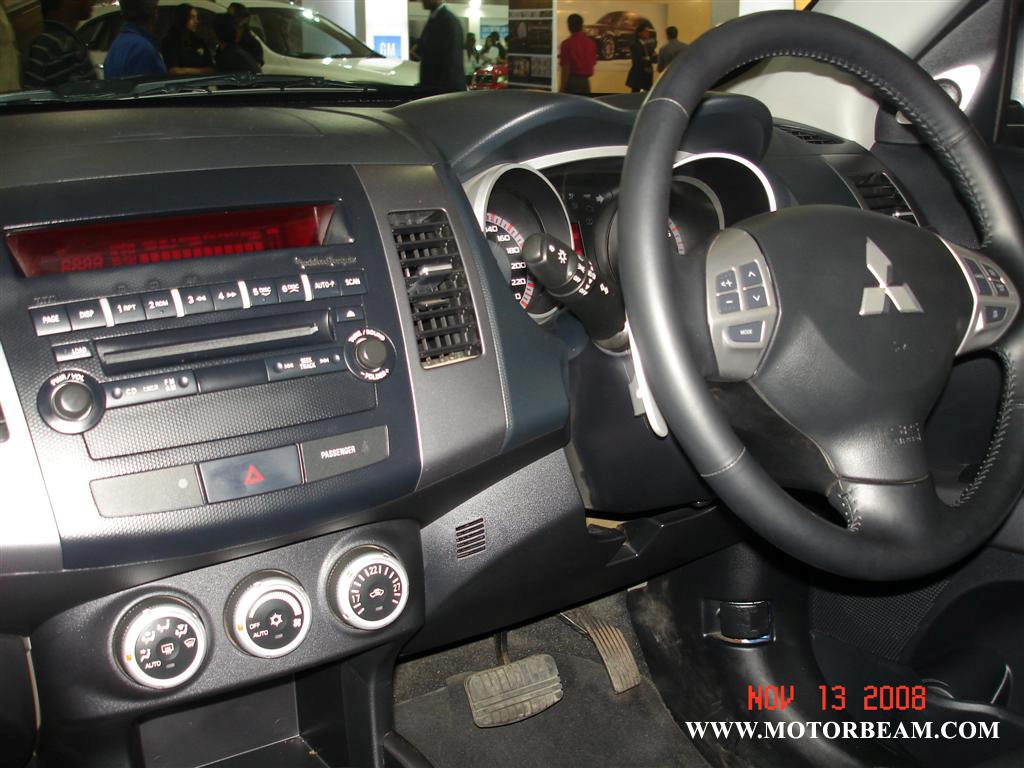 mitsubishi_outlander_dashboard