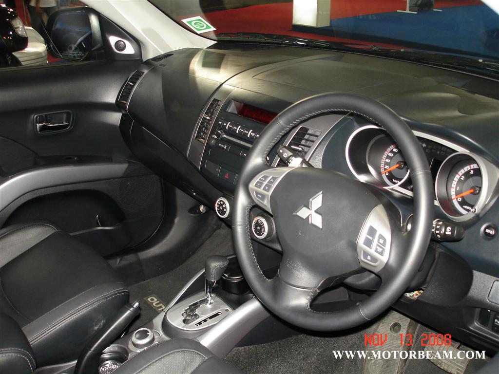 mitsubishi_outlander_interior