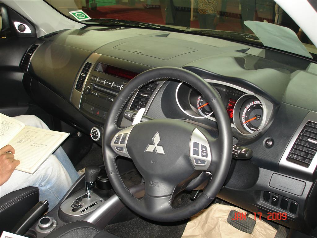 mitsubishi_outlander_interior mitsubishi_outlander_interior