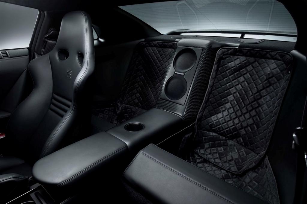 nissan_gt-r_specv_rear_seats nissan_gt-r_specv_rear_seats