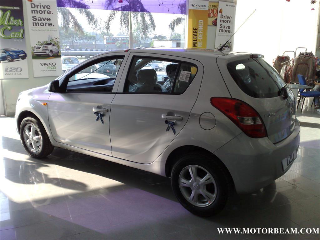 silver_hyundai_i20 silver_hyundai_i20