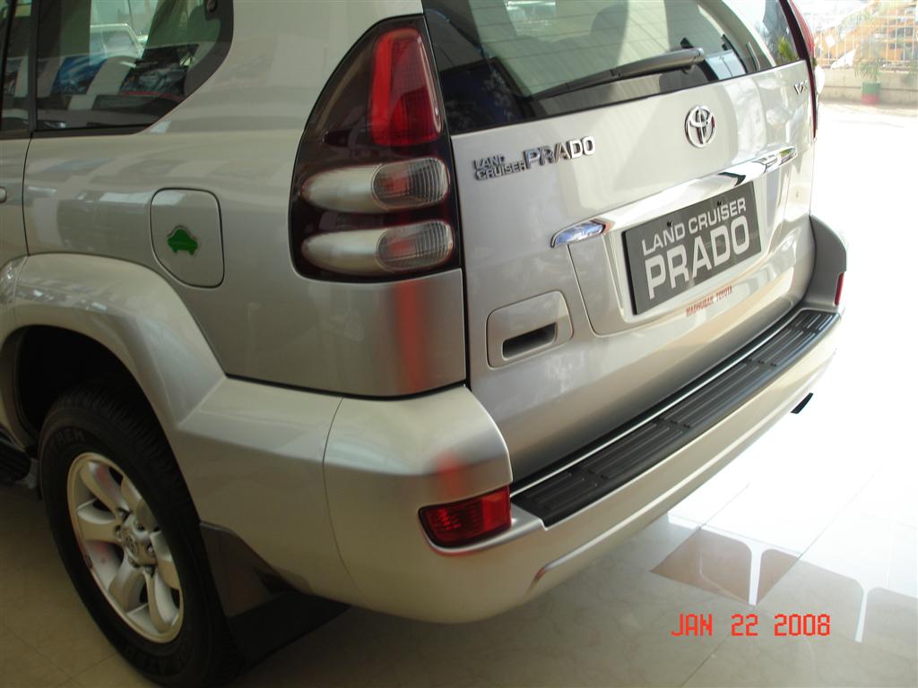 toyota_land_cruiser_rear toyota_land_cruiser_rear