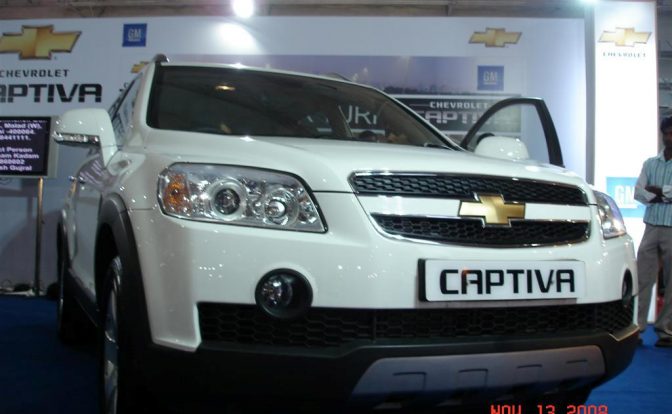white_chevrolet_captiva