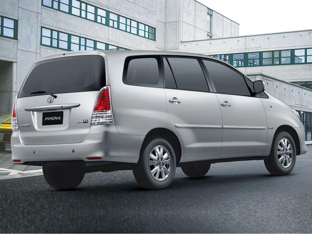 new_toyota_innova_rear