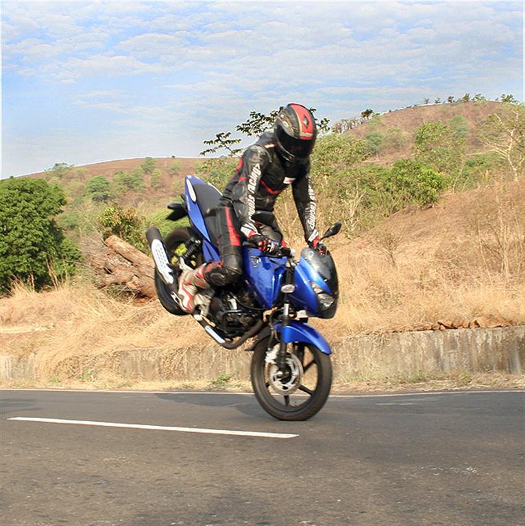 bajaj_pulsar_180_stoppie bajaj_pulsar_180_stoppie