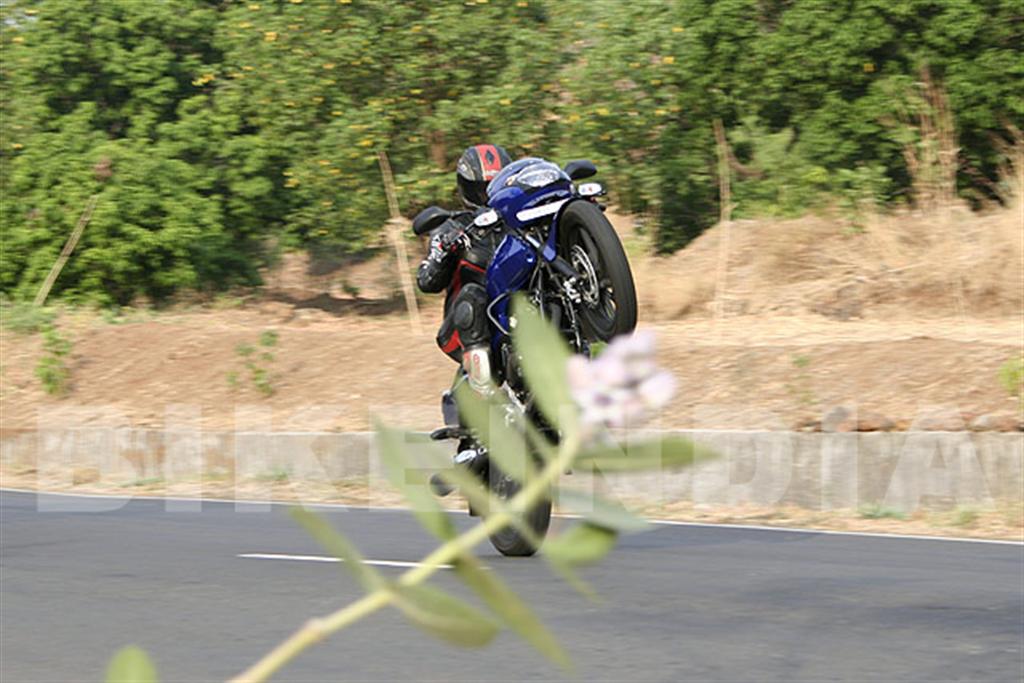 bajaj_pulsar_180_wheelie bajaj_pulsar_180_wheelie