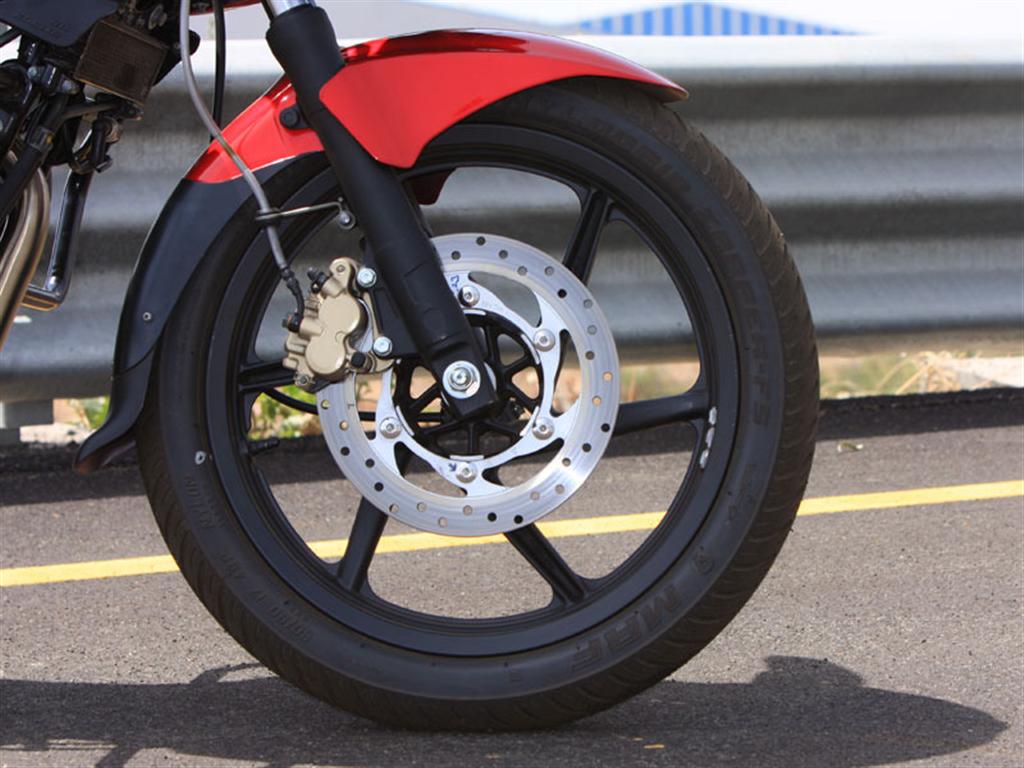 2009_bajaj_pulsar_220_black_wheels 2009_bajaj_pulsar_220_black_wheels