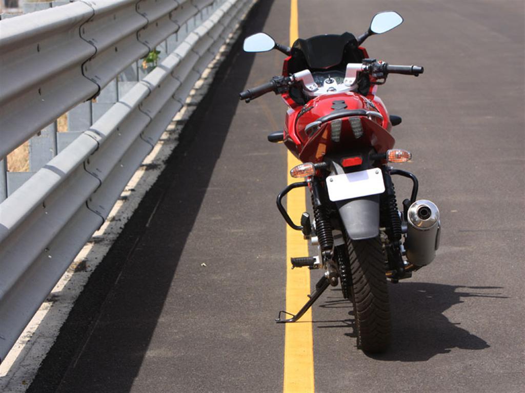 2009_bajaj_pulsar_220_rear 2009_bajaj_pulsar_220_rear
