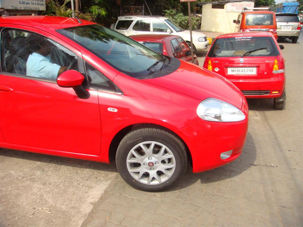 red_fiat_grande_punto_side red_fiat_grande_punto_side