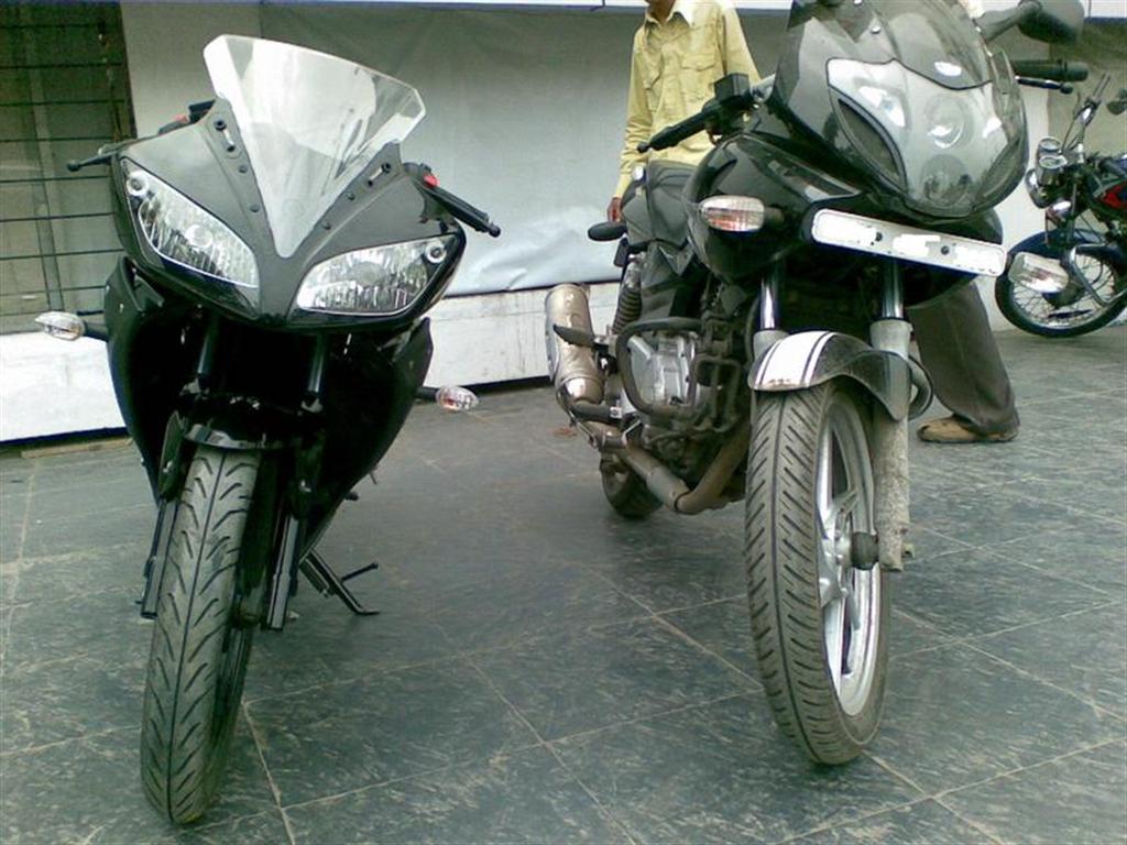 yamaha_r15_pulsar_220 yamaha_r15_pulsar_220