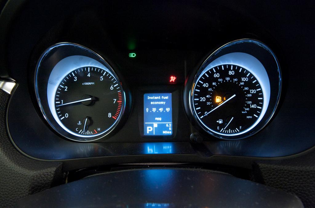 2010_Suzuki_kizashi_instrumentation