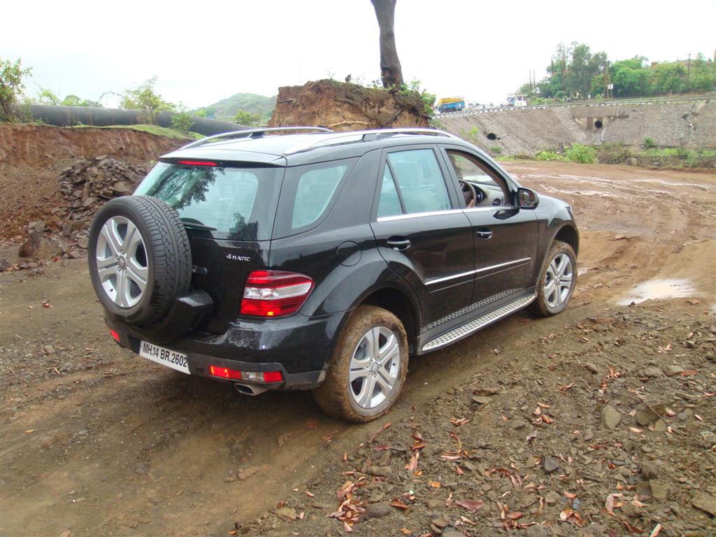 black_mercedes_m-class black_mercedes_m-class