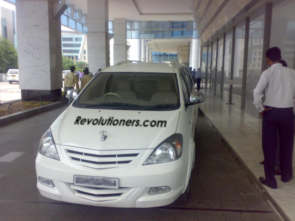 Toyota_Innova_Limousine_Front