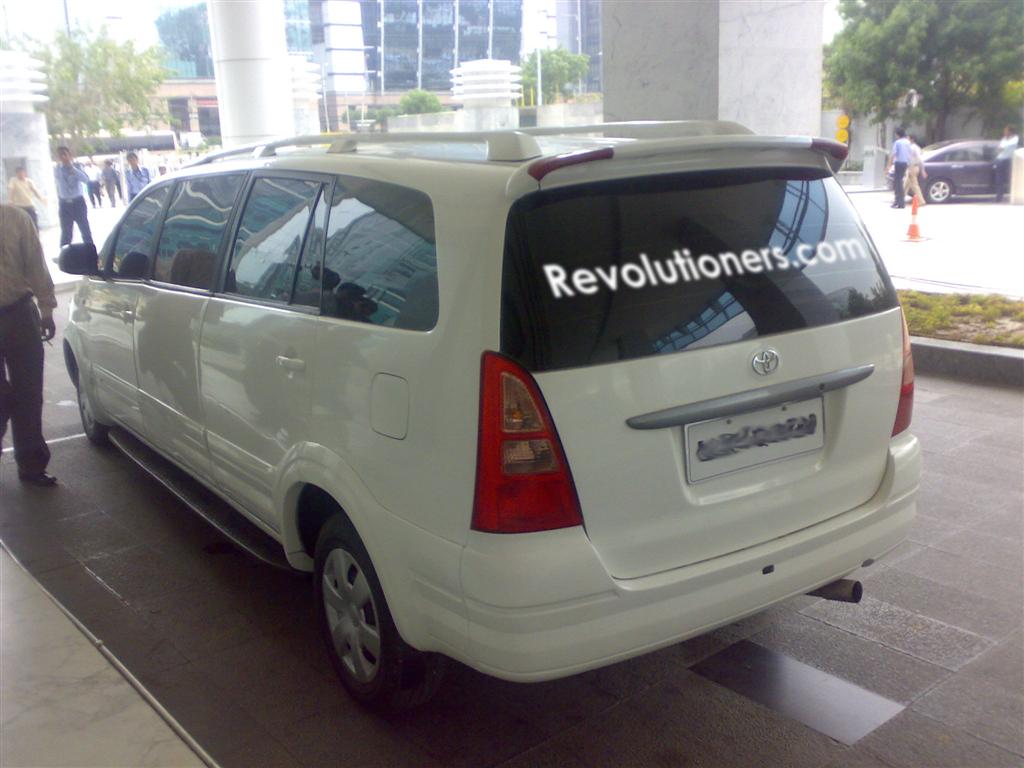 Toyota_Innova_Limousine_Rear