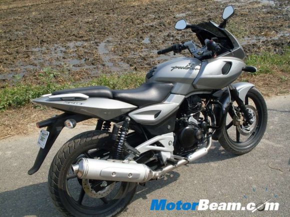 Bajaj Pulsar 220F Wallpaper