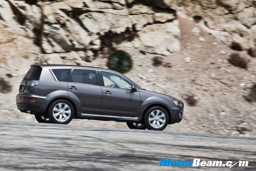 2010_Mitsubishi_Outlander_Side