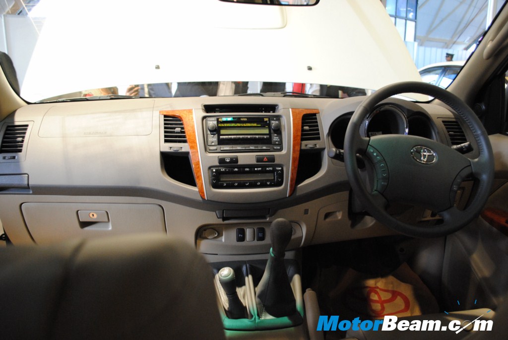 2010_Toyota_Fortuner_Live