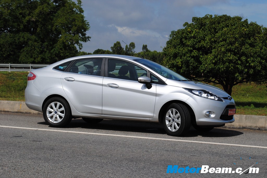 2011_Ford_Fiesta_Exteriors_2