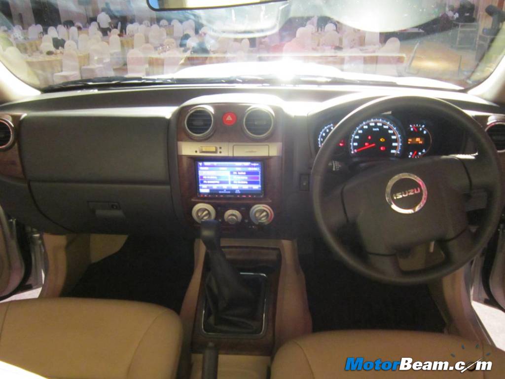2013 Isuzu MU-7 Dashboard