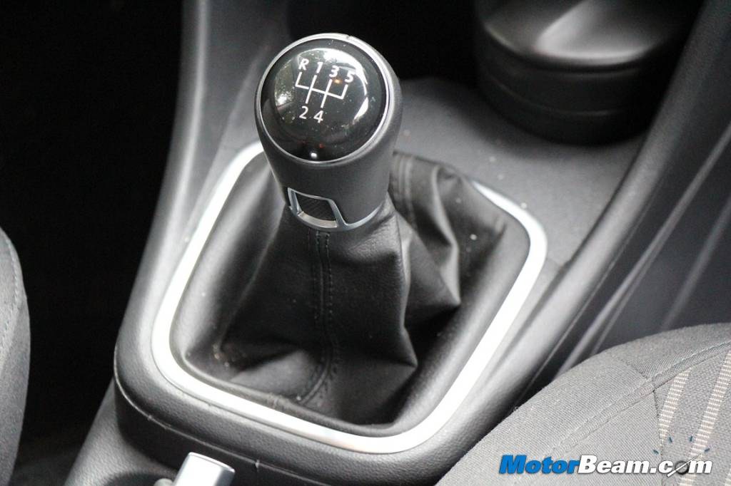 2013 Volkswagen Cross Polo Review Gearknob