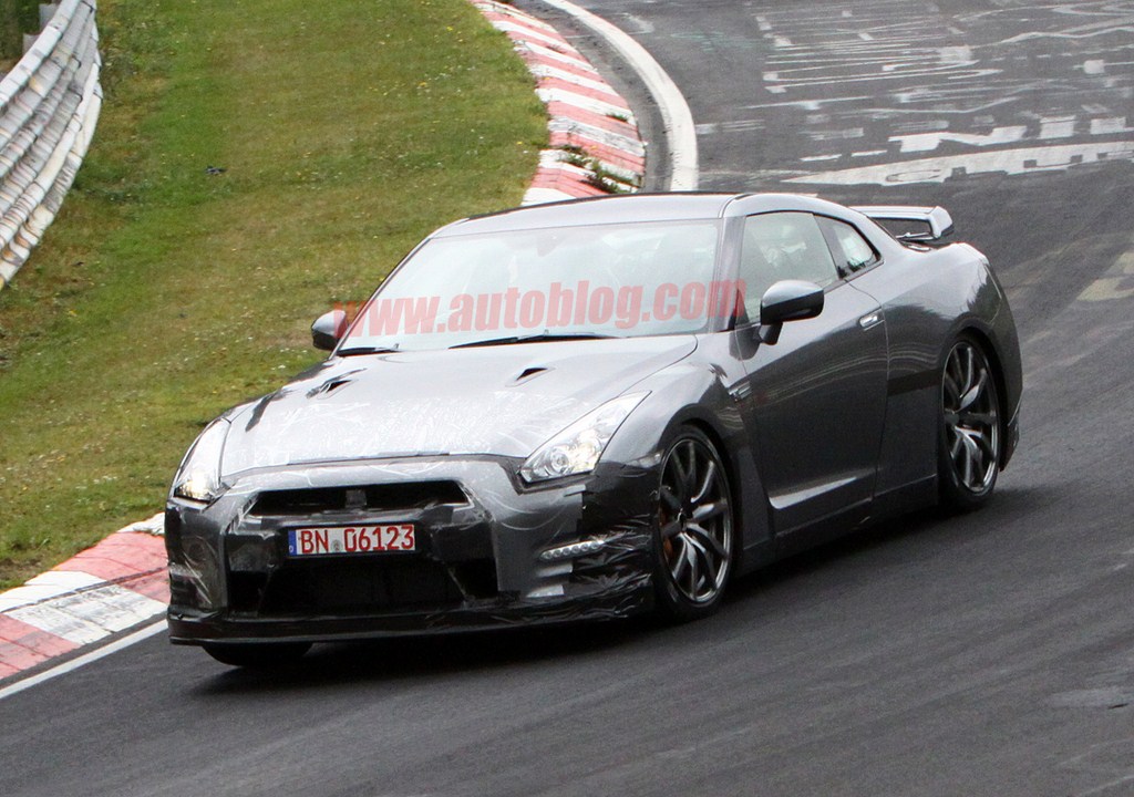 2014-Nissan-GT-R 2014 Nissan GT-R