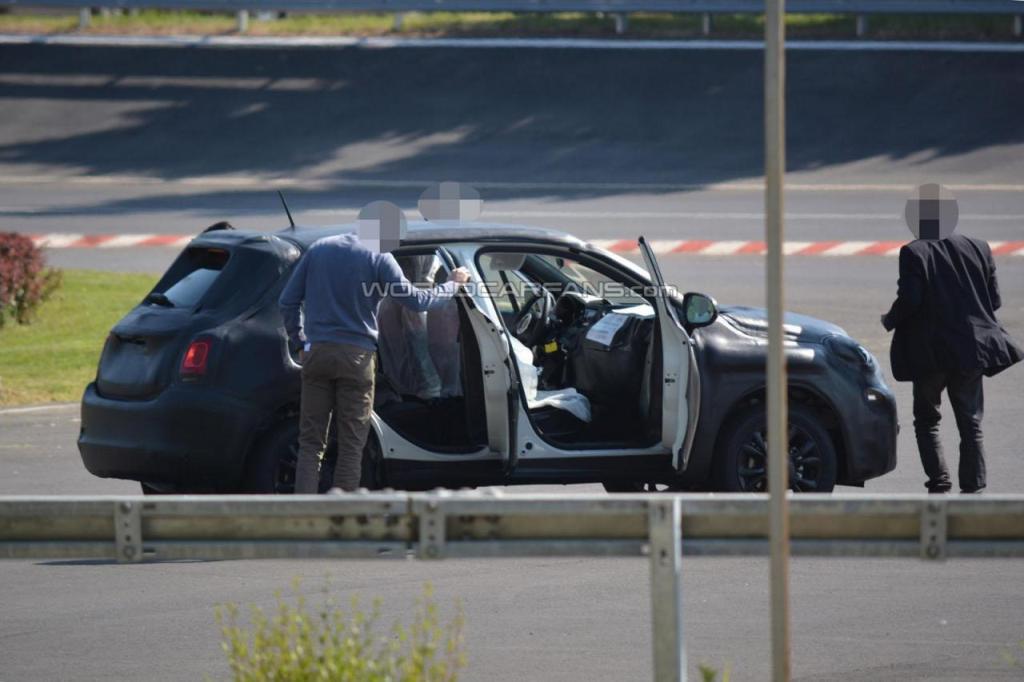 2015 Fiat 500X Spy Shot Interior