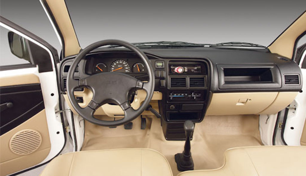 2015 Isuzu Crosswind Interior