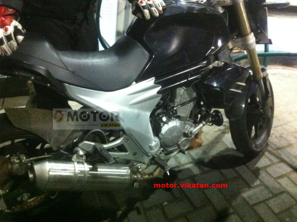 2015-Mahindra-Mojo-Spy-Shot-Side