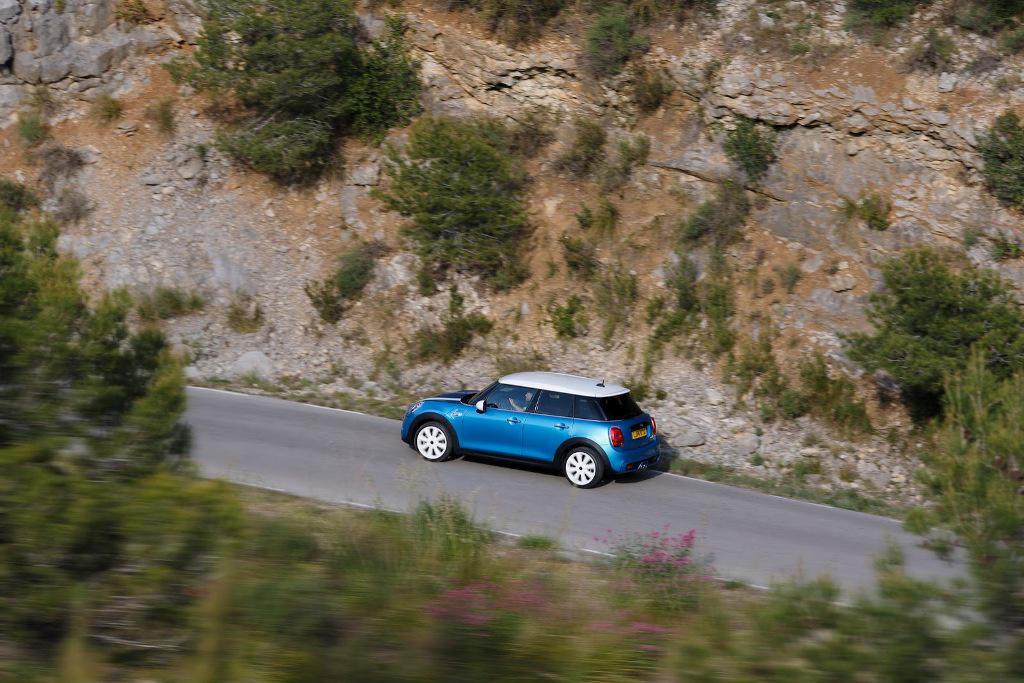 2015-Mini-Five-Door-Wallpaper