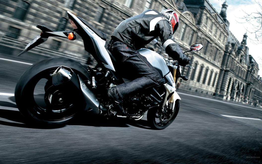 2015-Suzuki-GSR-750-India