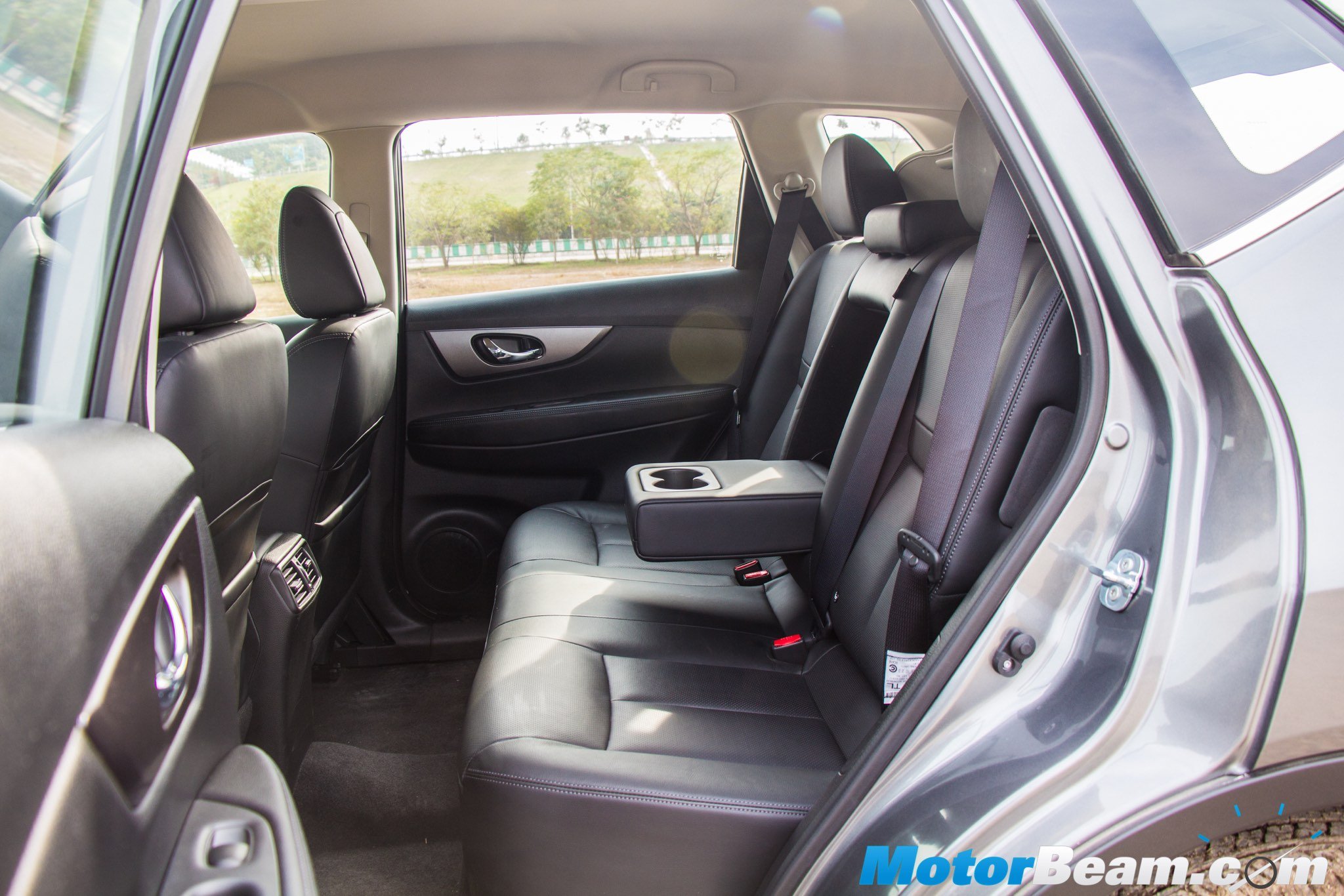 2016 Nissan X-Trail Hybrid Legroom