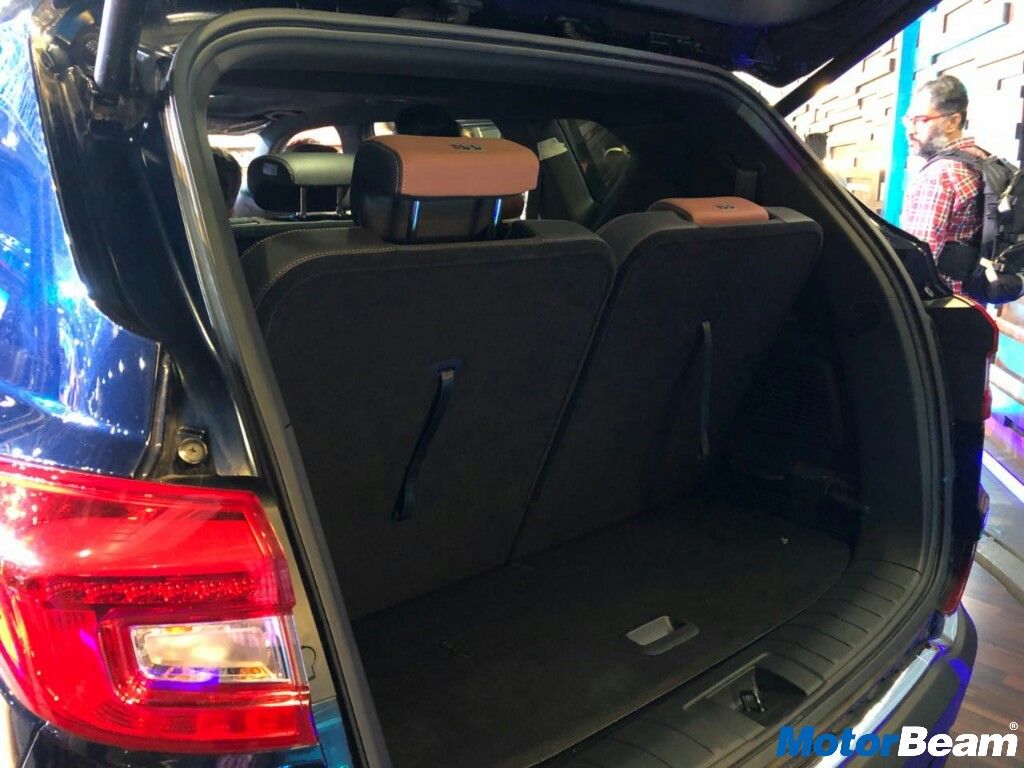 2018 Mahindra XUV700 4