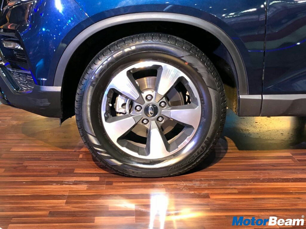 2018 Mahindra XUV700 5