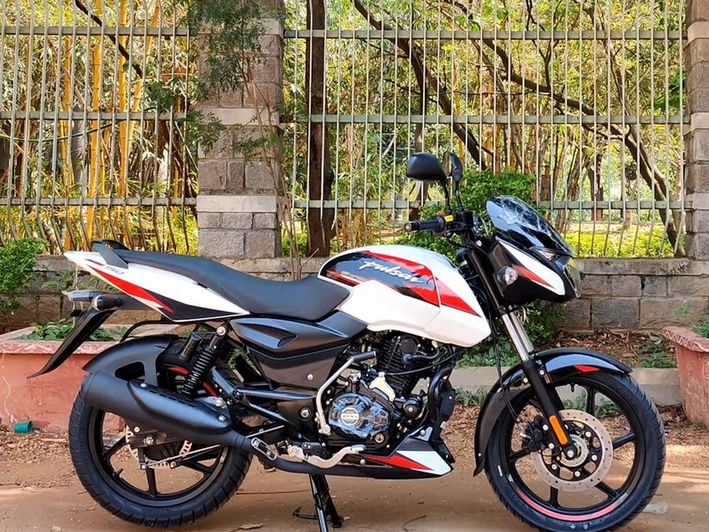 2021 Bajaj Pulsar 150 Moon White Edition