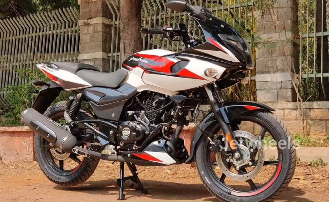 2021 Bajaj Pulsar 220F Moon White
