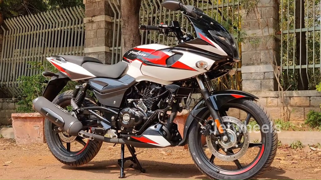 2021 Bajaj Pulsar 220F Moon White