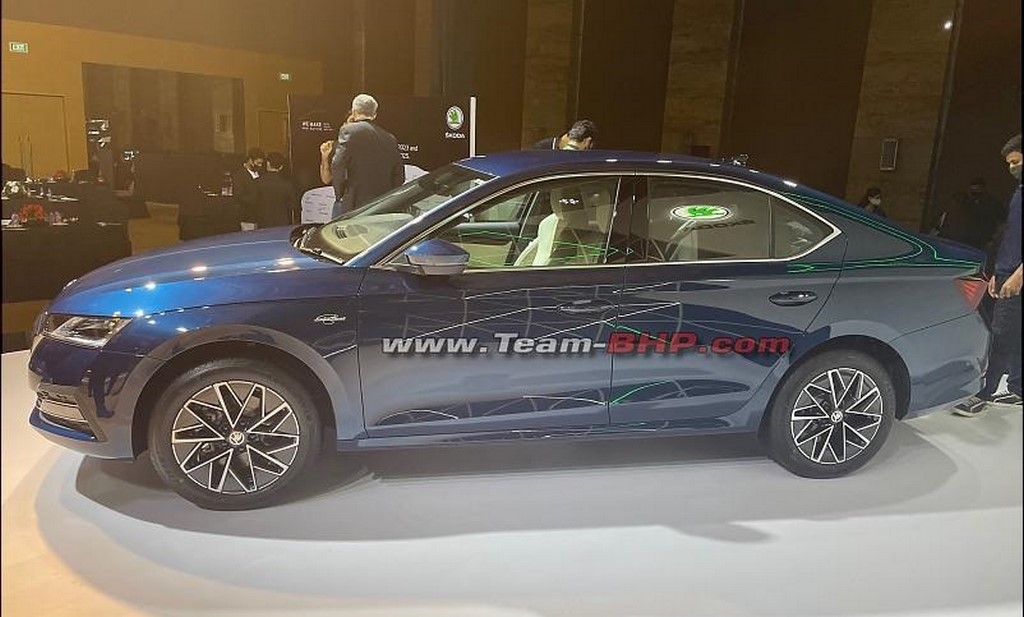 2021 Skoda Octavia Side