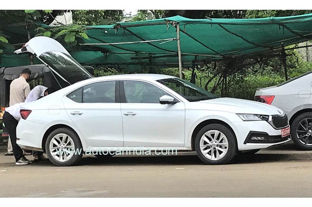 2021 Skoda Octavia Side