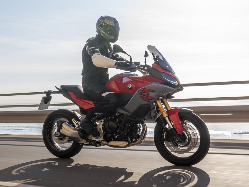 2022 BMW F 900 XR Side