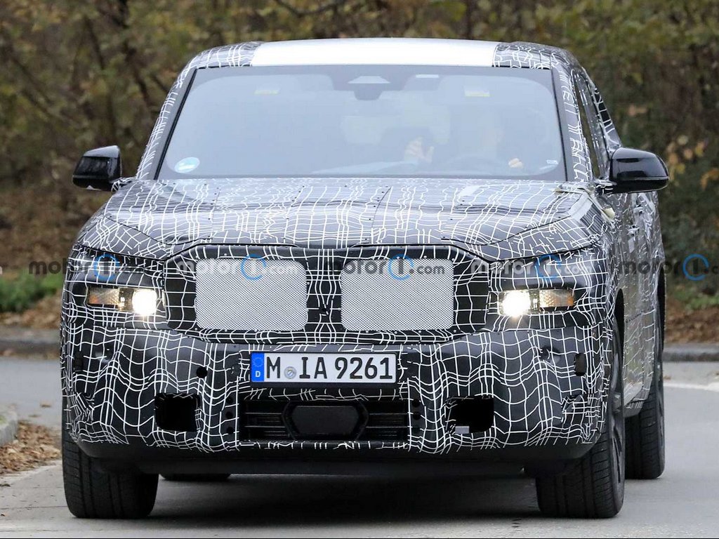 2022 BMW X8 Spied Front