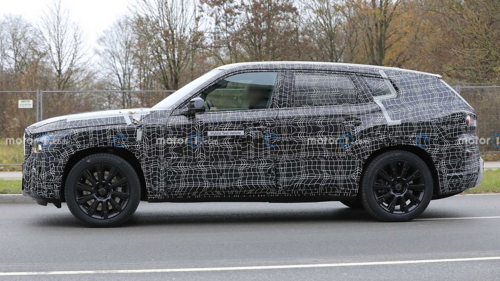 2022 BMW X8 Spied Side