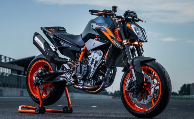 2022 KTM 890 Duke R Unveil