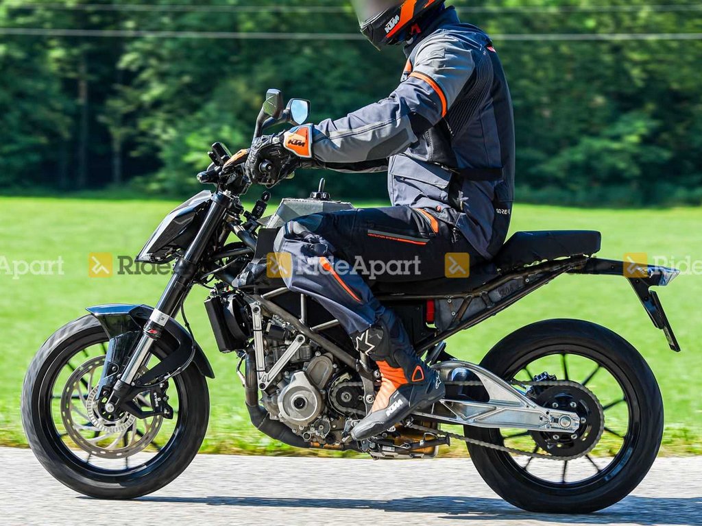 2022 KTM Duke 125 Spied