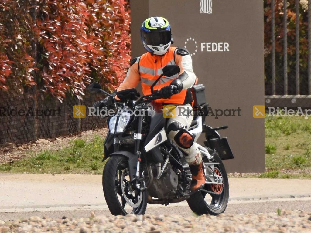 2022 KTM Duke 390 Spied Front