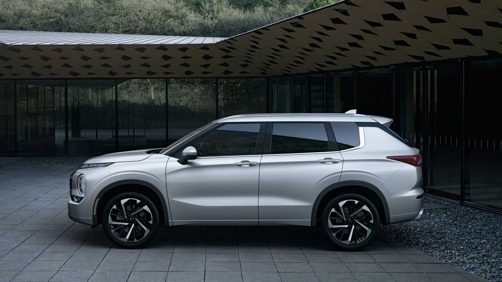 2022 Mitsubishi Outlander Side