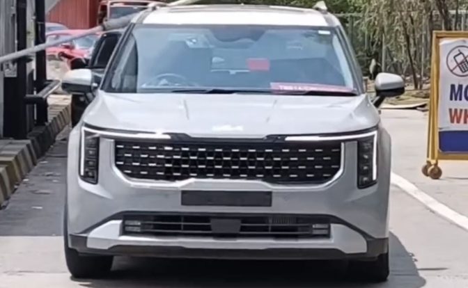 2024 Kia Carnival Spotted Undisguised