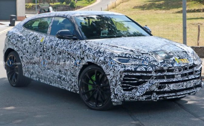 2025 Lamborghini Urus Spied