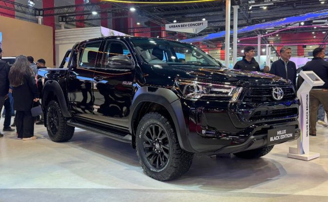 2025 Toyota Hilux Front Right
