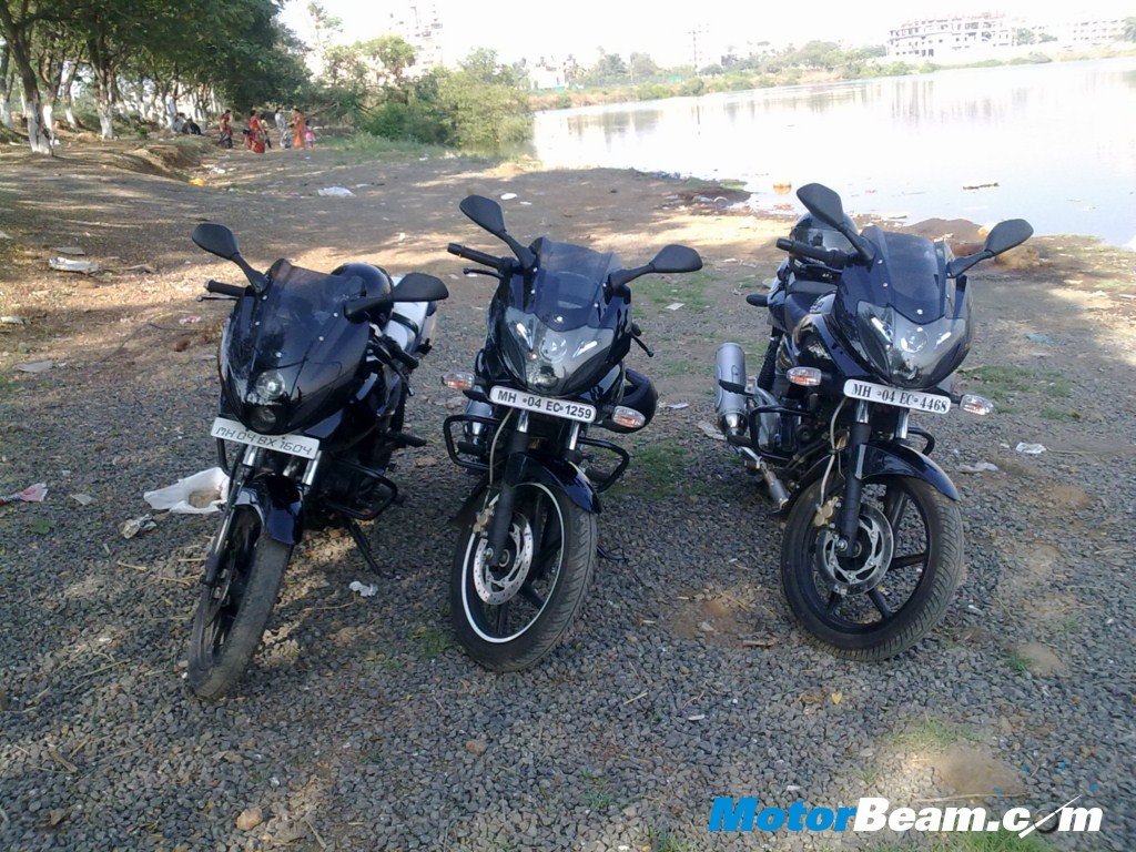 3_Bajaj_Pulsar_220_Pictures_Front